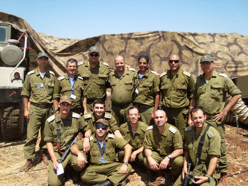 תמונה של מפקדים במערך החימוש של 162 במהלך תרגיל אוגדה  בקיץ שנת 2010. 